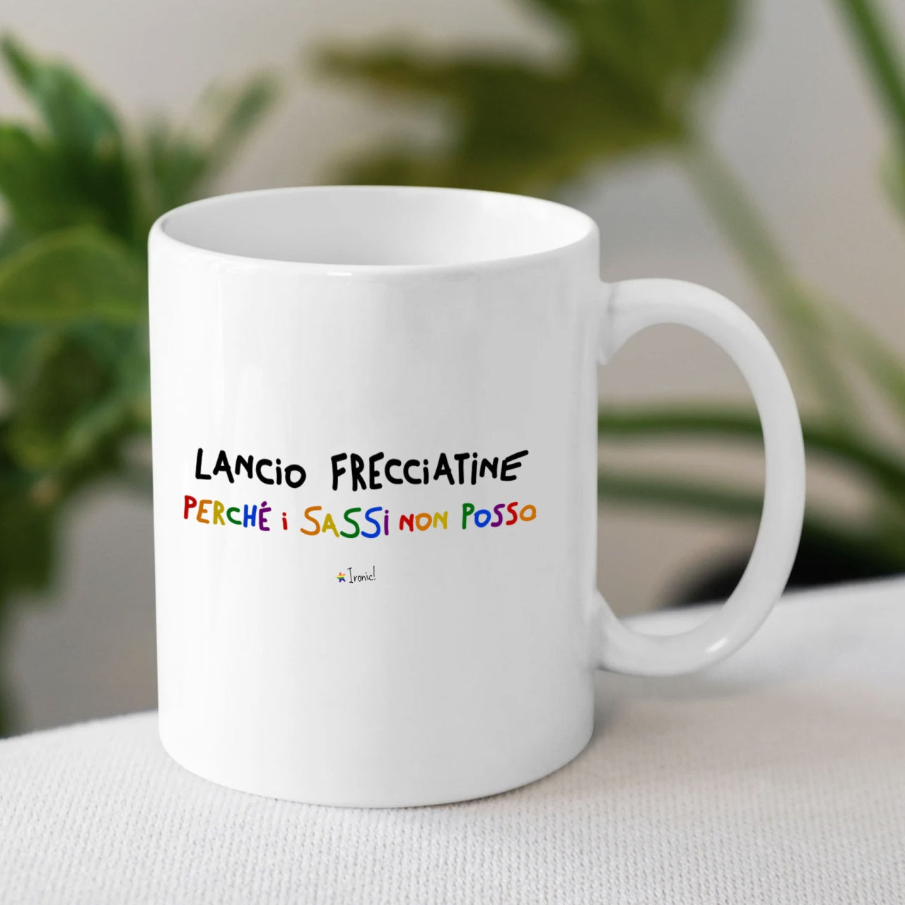 Tazza "Lancio frecciatine perché i sassi non posso"