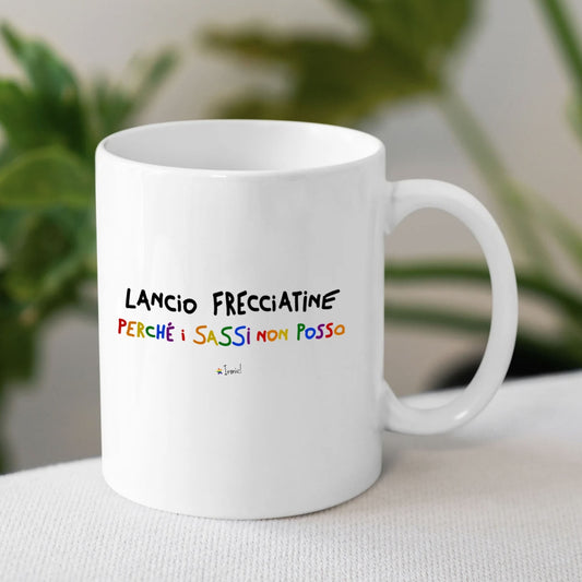 Tazza "Lancio frecciatine perché i sassi non posso"
